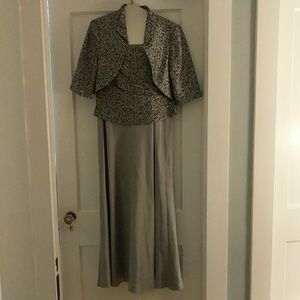 Beautiful mother of the bride/groom dress!